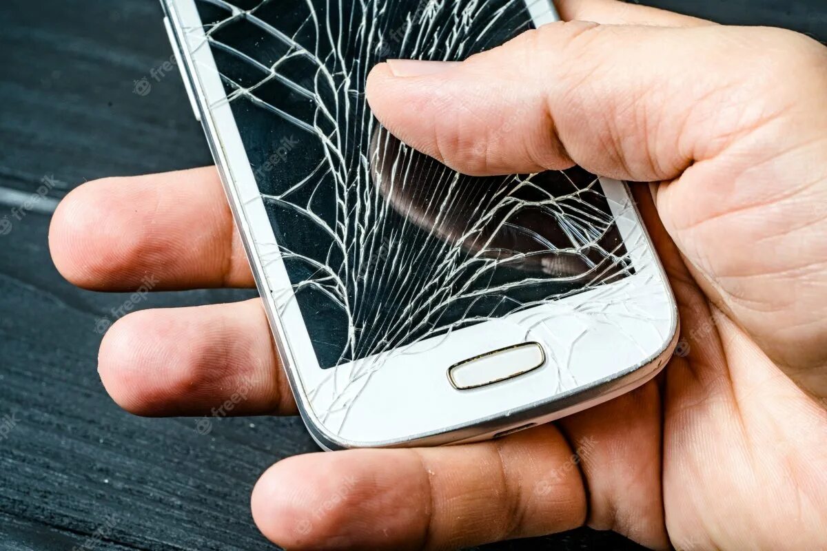 Нужно ли клеить стекла на смартфоны. Лайфхаки треснувшее стекло смартфона. восстановление разбитых экранов смартфонов. приклеить стекло на разбитый экран телефона. приклеить стекло на разбитый дисплей телефона.