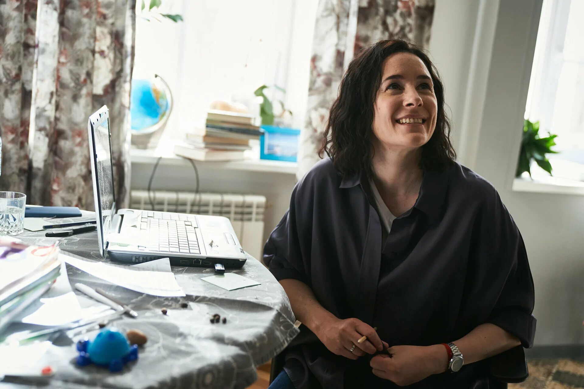 Самка богомола 2022. Самка богомола 2022. Самка богомола 2022. Богомол на закате. Самка богомола 2022.