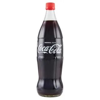 На столе стоит бутылка колы