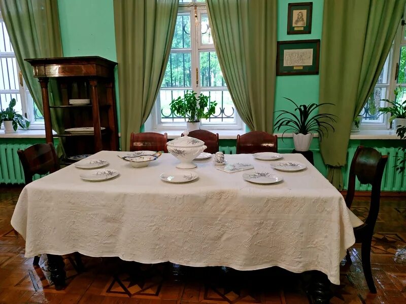 Особняк шаляпина новинский бульвар. Усадьба воробьево калужская область. Музей ф. Памятник федору ивановичу тютчеву. Село овстуг усадьба тютчева.