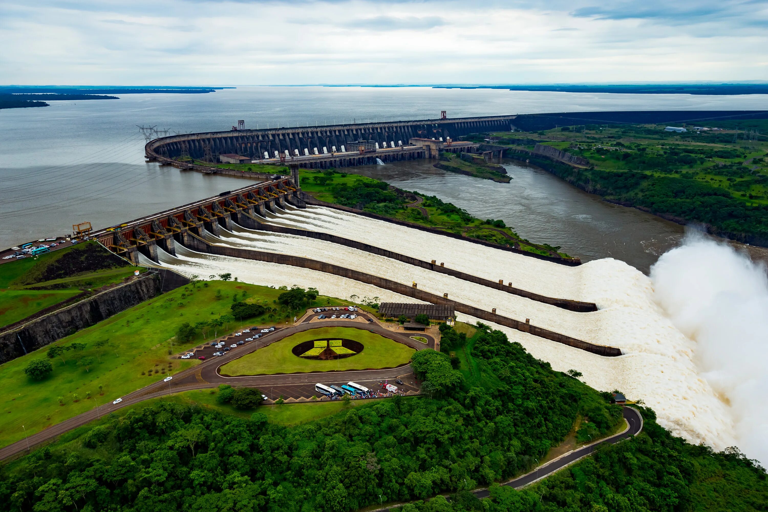 Какая электростанция самая крупная. Плотина Итайпу в Парагвай. Итайпу Бразилия ГЭС. Итайпу, Парагвай/Бразилия. Плотина Итайпу в Бразилии.