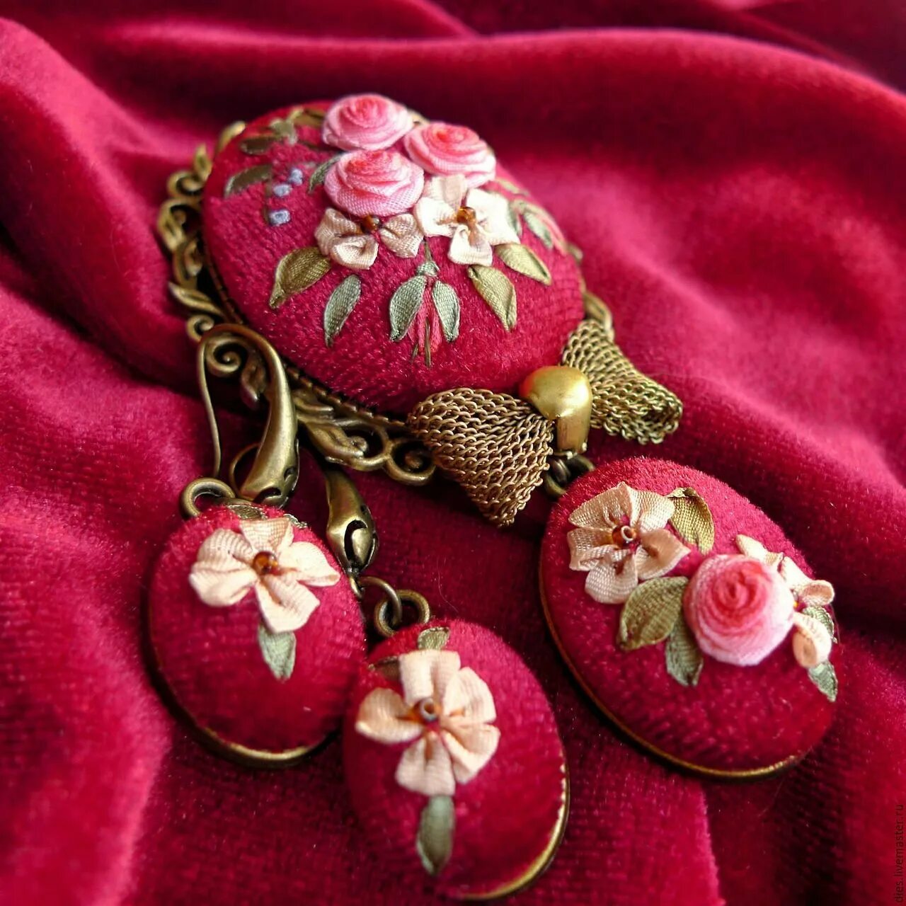 Украшения из бархата. Украшения к бархатному платью. Украшение королевский бархат. Украшения бархат. Красивые шкатулки.