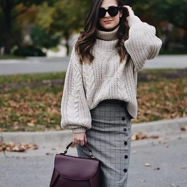 Свитер оверсайз с юбкой. Стильные образы со свитерами. Кофта оверсайз. Под свитером. Свитер оверсайз женский.