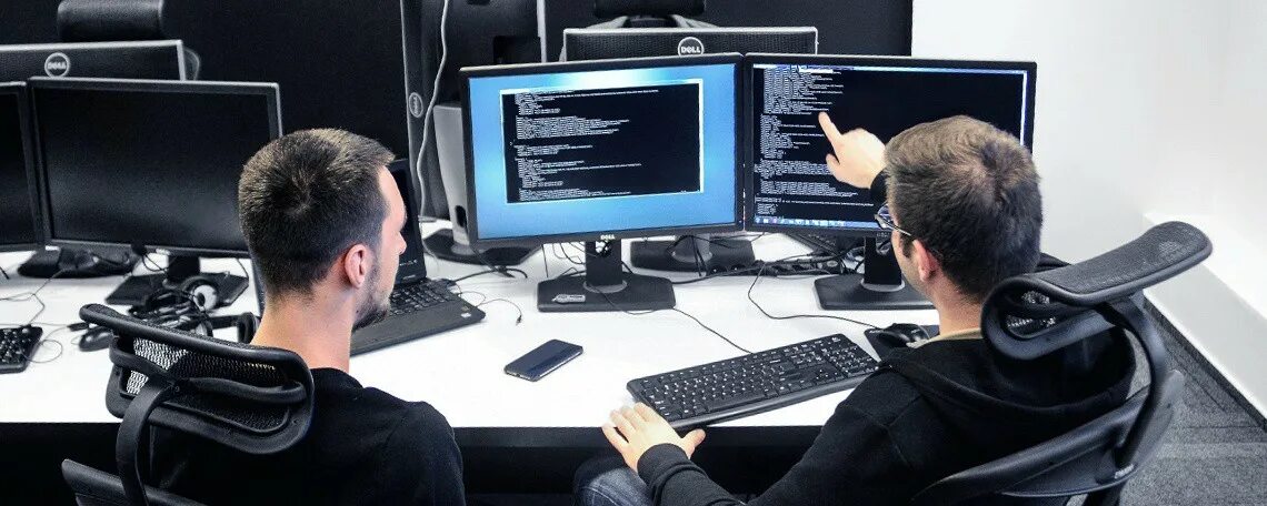 Pair programming. It специалист. pair programming ким. programmers workstation top view.