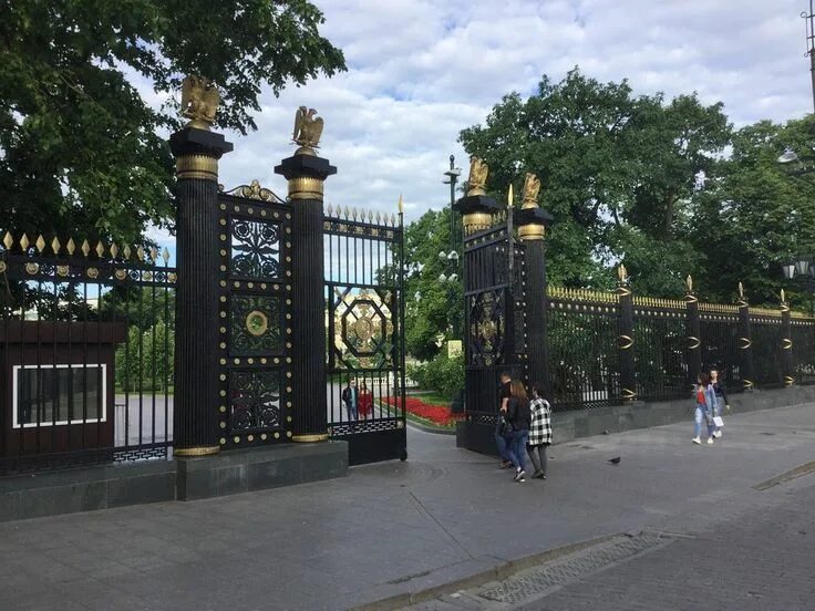Александровский сад кремль ворота. Парадные ворота александровский сад. Александровский сад москва ворота. Александровский сад москва ворота. Чугунные ворота александровского сада.
