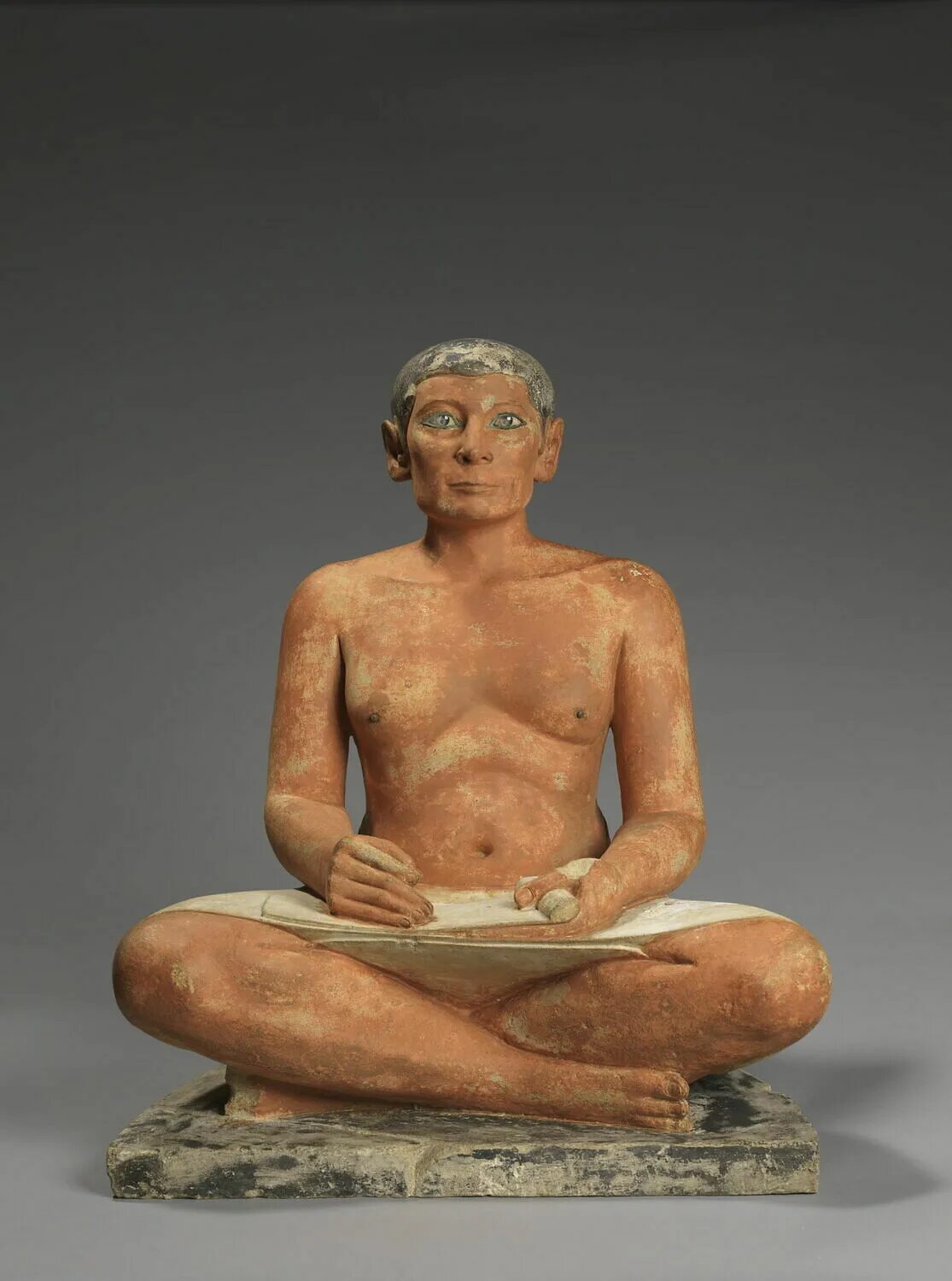 Древний египет статуи писцов. Писец каи древний египет. Статуя писца каи сер 3 тыс до н. Статуя писца каи египет. Скульптурный портрет писца каи.