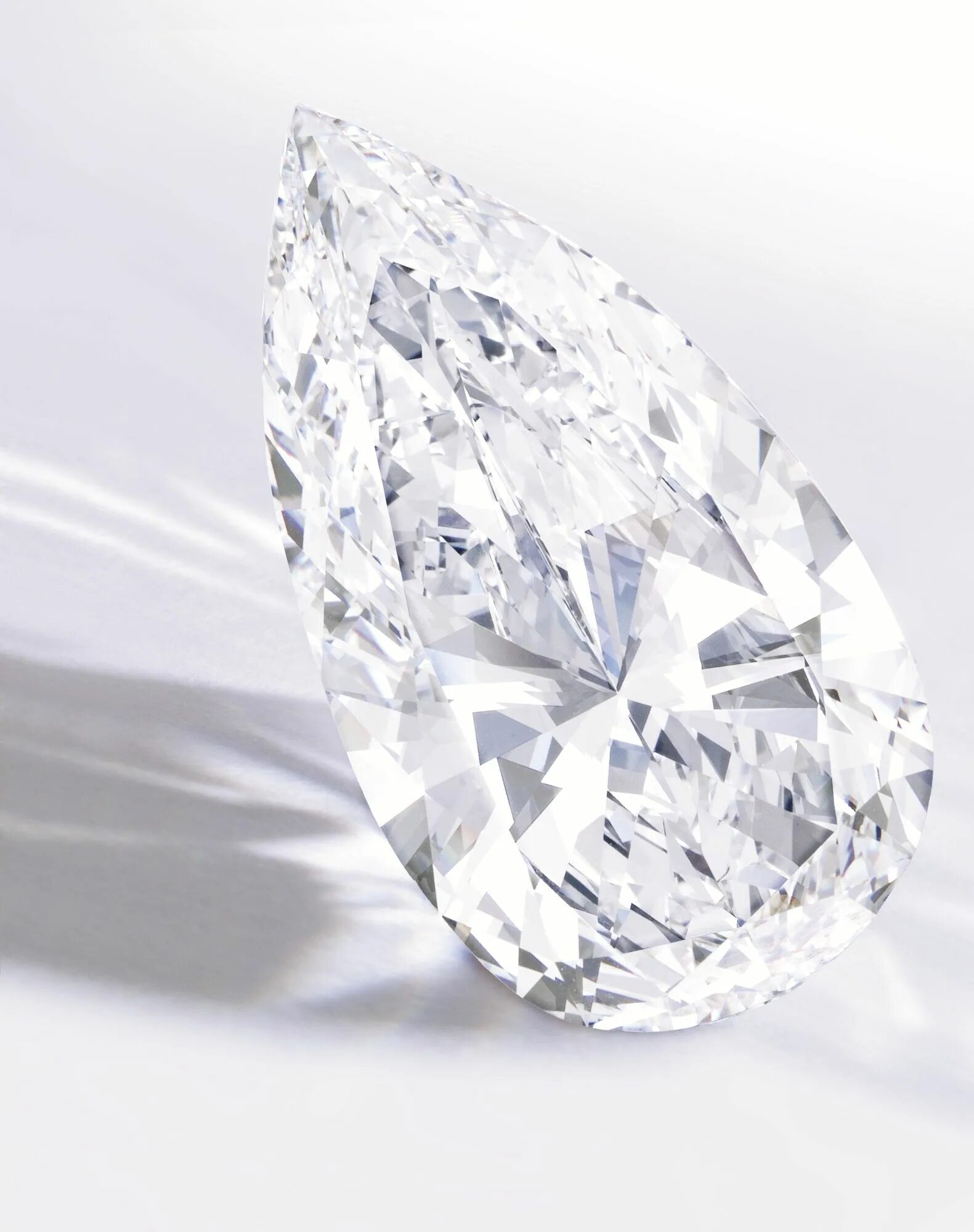 Diamond crystal. Кристалл Даймонд Вайт. Алмаз кристалически. Белый диамонд бриллианты. Белый Алмаз камень.