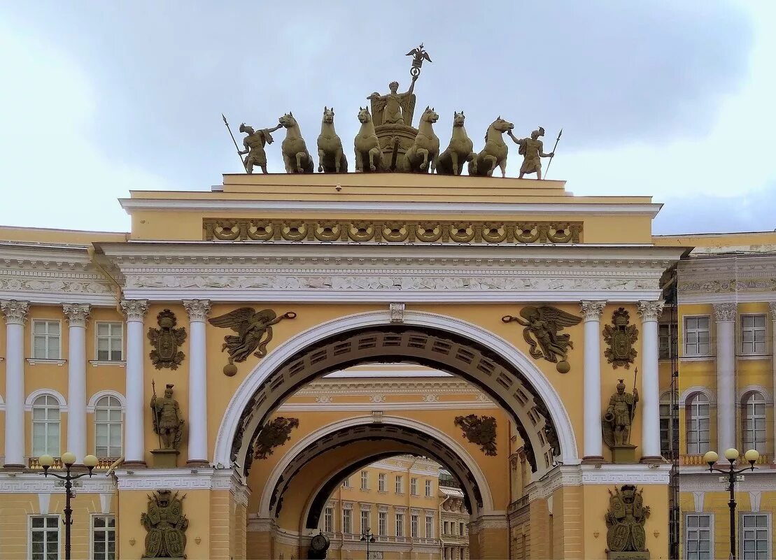 скульптуры колесницы славы на арке главного штаба в петербурге. главный штаб санкт петербург колесница славы архитектор. здание главного штаба арка скульптуры. главный штаб санкт петербург колесница славы архитектор. главный штаб санкт-петербург колесница славы.