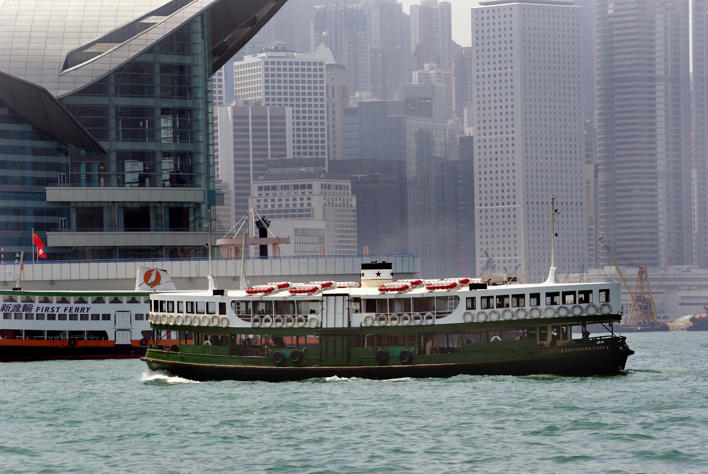 Гонконг паромы. Паром star ferry гонконг. гонконг стар ферри. паромный причал star ferry. ферри лодка гонконг.