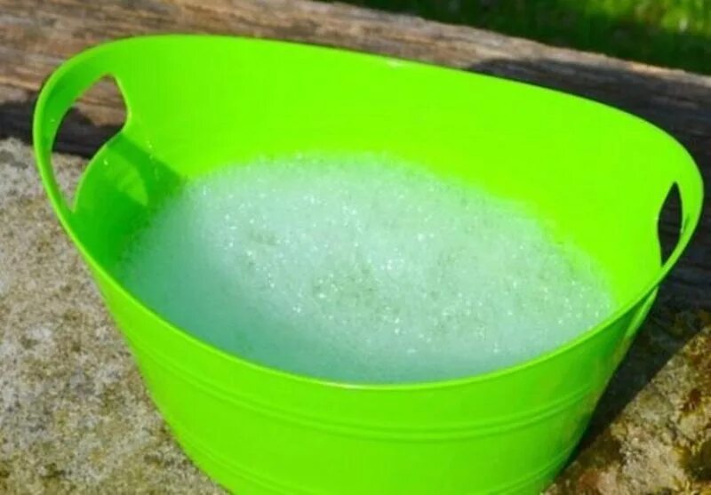 Таз с мыльной водой. Тазик с водой. Таз с водой. Ребенок в тазике. Мыльный тазик.