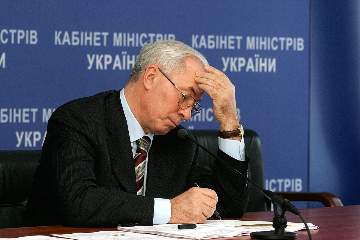 Почему азаров подал. Азаров. бимба.