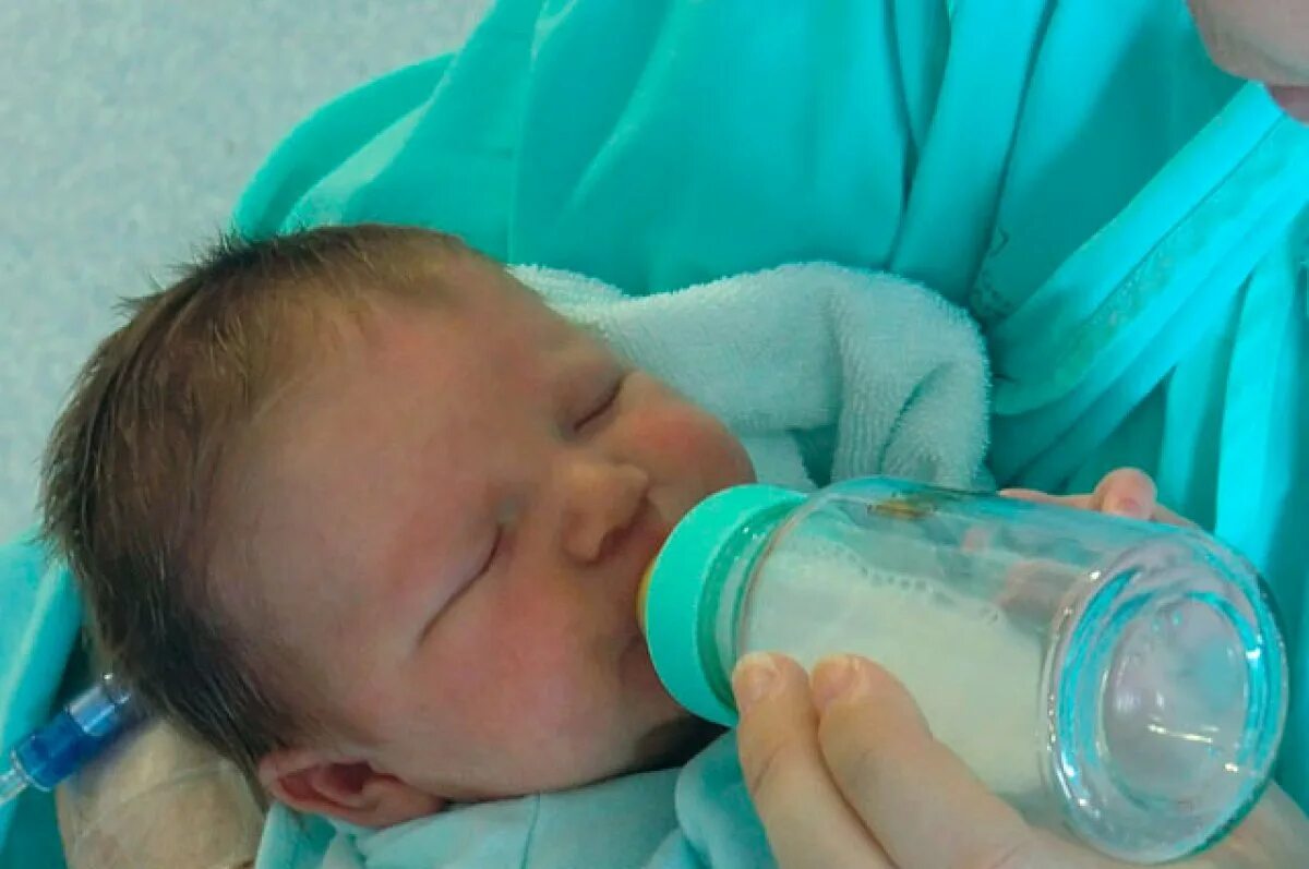 Ребенку плохо. Галактоземия наследование. В какой стране едят новорожденных детей. Кормление из бутылочки новорожденного. Вскармливание недоношенных детей.