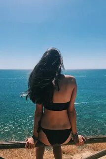 Красивая брюнетка в стрингах