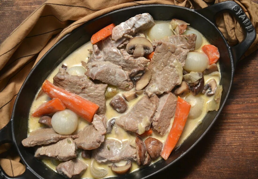 Телячий бланкет. Бланкет де во. Бланкет из телятины. Бланкет это. Бланкет рагу.