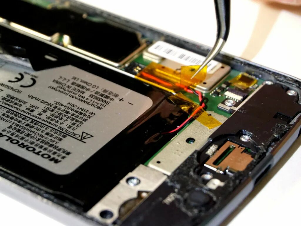Замена motorola. Moto z2 батарея. Замена motorola. Motorola razr v3 аккумулятор где находится. Задняя панель на motorola defy.