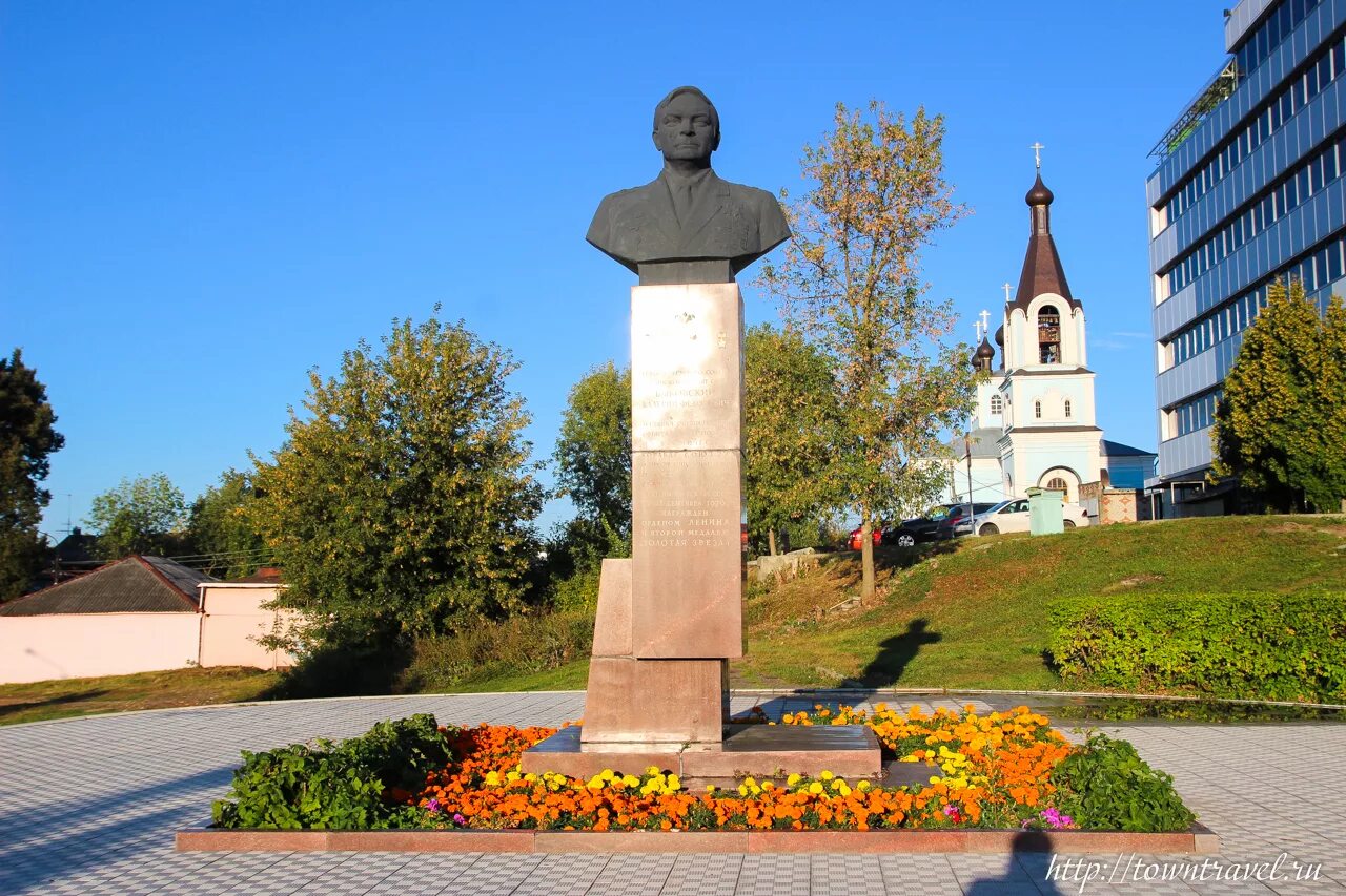 Павловск посад. Памятник быковскому в павловском посаде. быковский космонавт памятник павловский посад. бюст быковского павловский посад. павловский посад памятники.