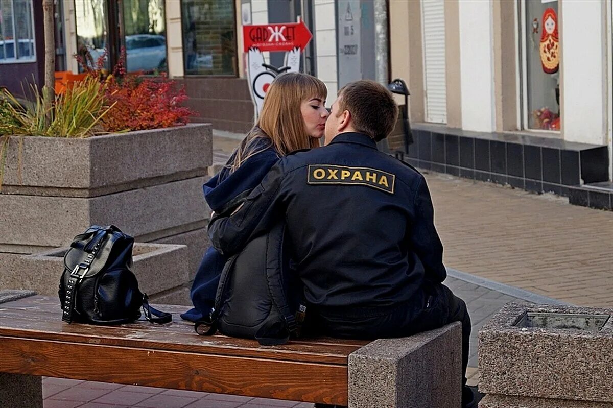 охранник поймал девушек