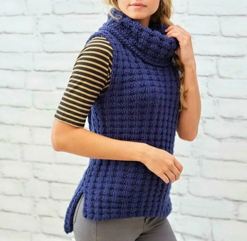 Безрукавка с воротником. Безрукавка с воротником. Вязаный жилет с водолазкой. Безрукавка с воротником. Стильные вязаные жилеты.