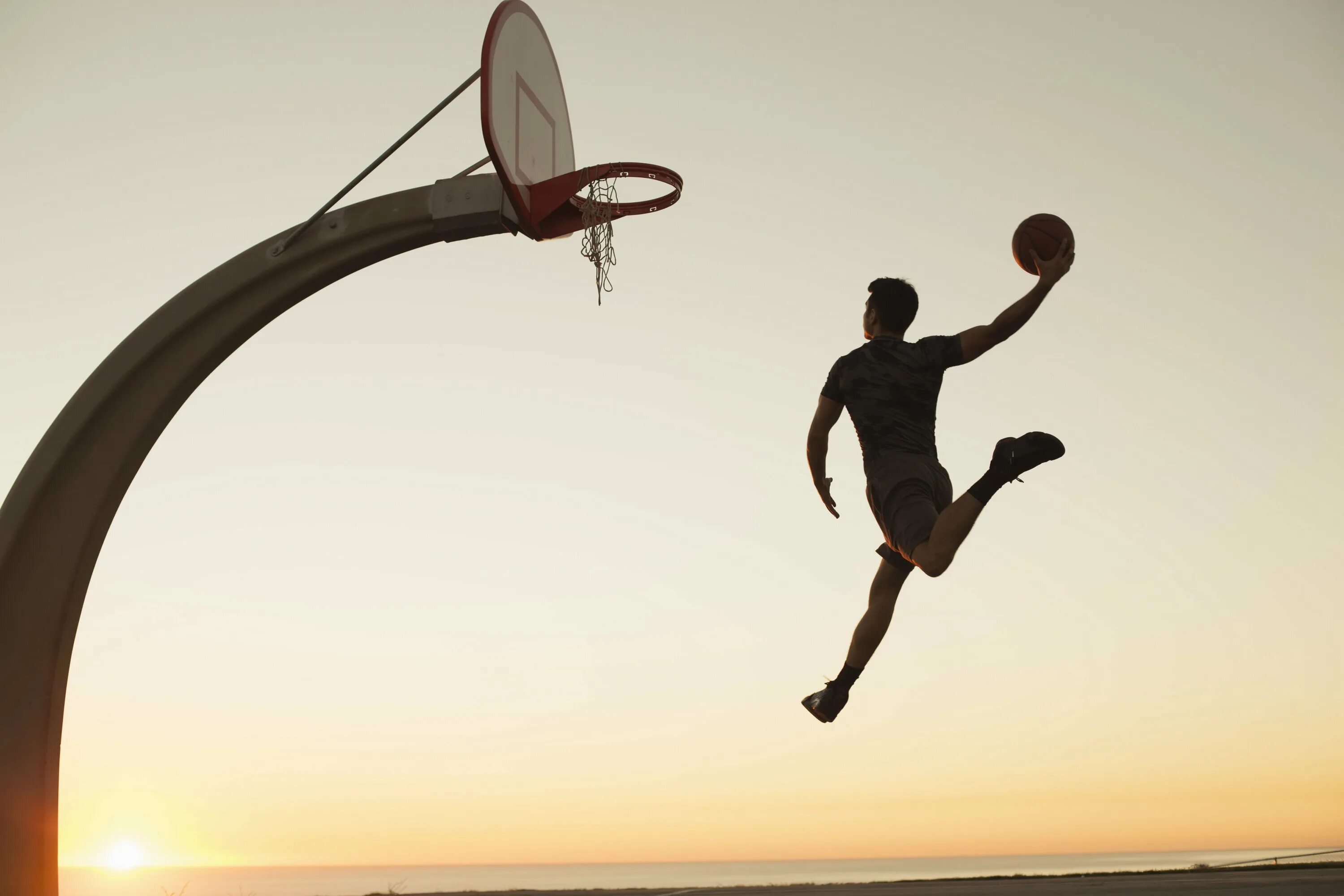 Бег девушки. Техника прыжка в длину с места. Каждый прыжок дает предмет. Красивый прыжок. Каждый прыжок дает предмет.