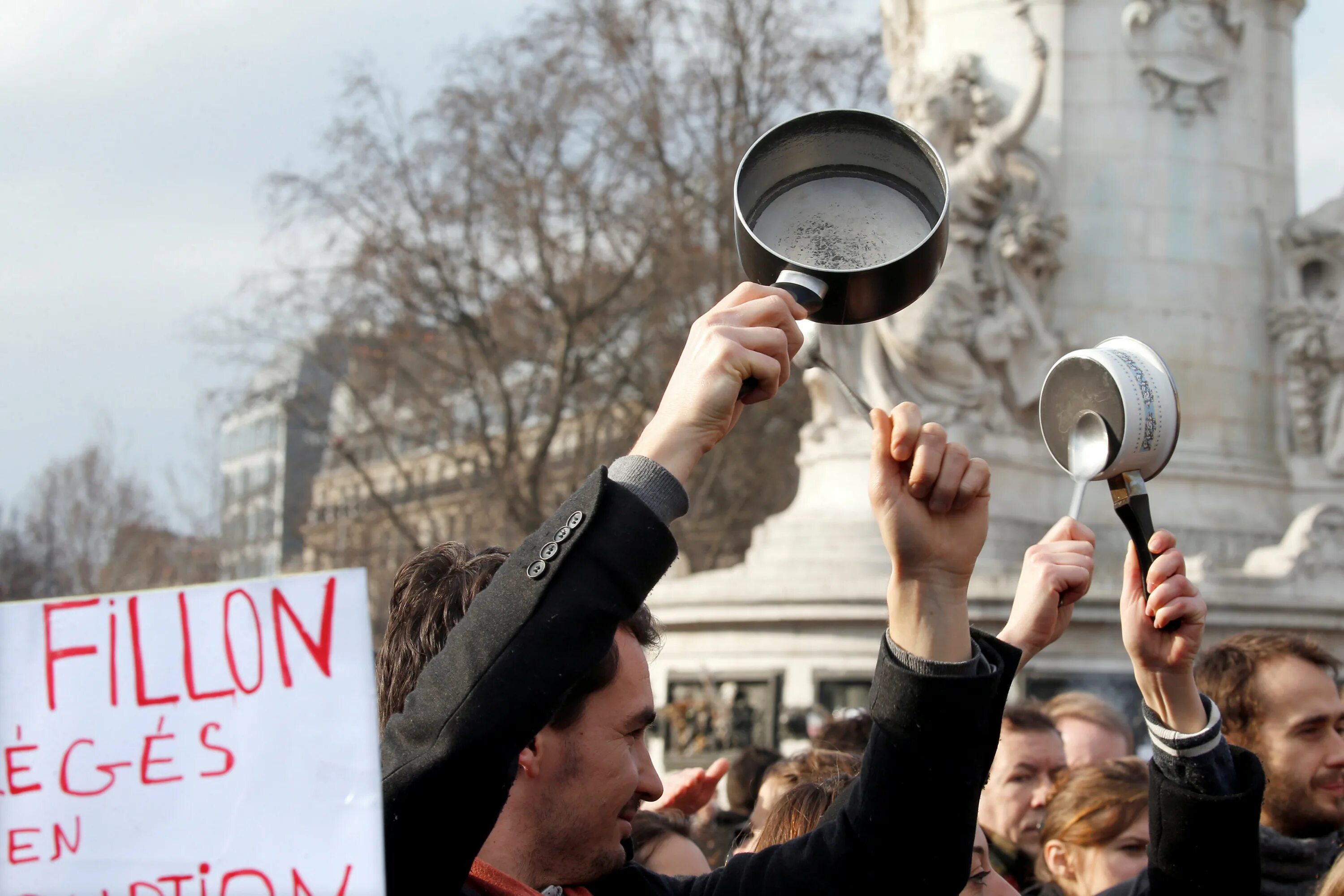 Марш пустых кастрюль 6 апреля 2025. Марш пустых кастрюль. митинг в кастрюлях. бунт кастрюль. марш пустых кастрюль в нью-йорке.