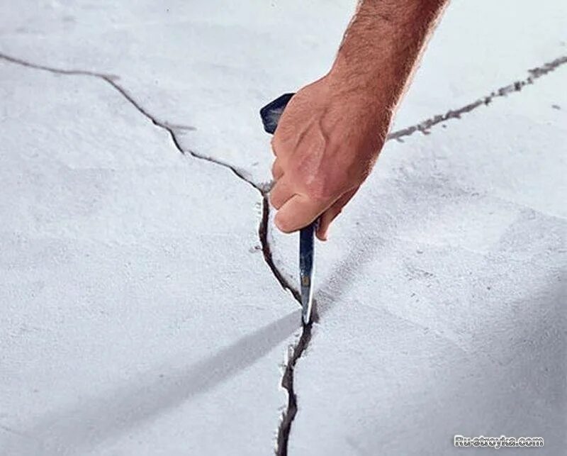 Как заделать трещину. Цементно-Песчаная стяжка пола трещины. Расшивка трещин в бетоне технология. Затирка трещин в бетоне. Расшивка трещин в стене.