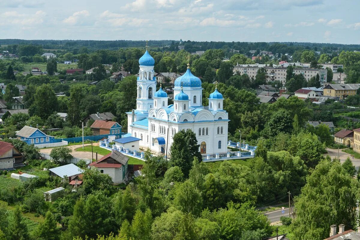 Население города торжок. Храм Архангела Михаила Торжок. Город Торжок Тверская область. Борисоглебский православный монастырь в городе Торжке.. Торжок исторический центр.