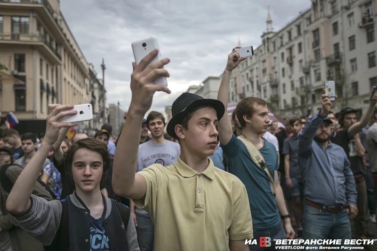 Обучение в эти тяжелые времена. Молодежь с айфонами на митинге. Навальнята с айфонами. Молодежь на митингах Навального. Оппозиционная молодежь.