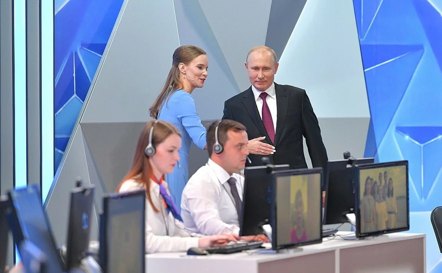 Прямая линия с путиным искусственный интеллект. Прямая линия с путиным 2019. прямая линия путина. прямая линия с путиным. прямая линия с президентом.