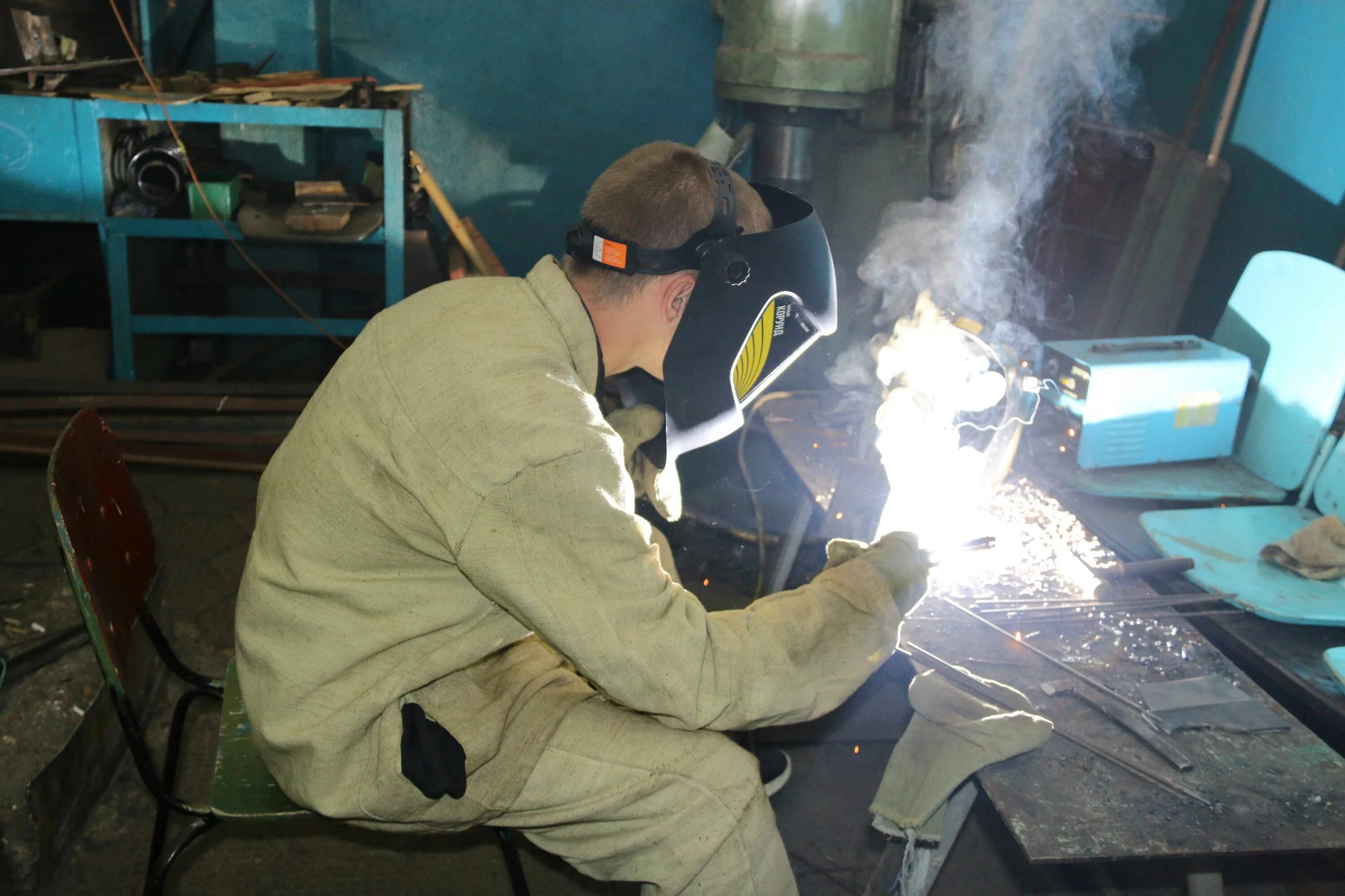 Краги сварщика. Ручная электродуговая сварка. Сварщик на полуавтомат hd. Сварщик. Сварка практика.