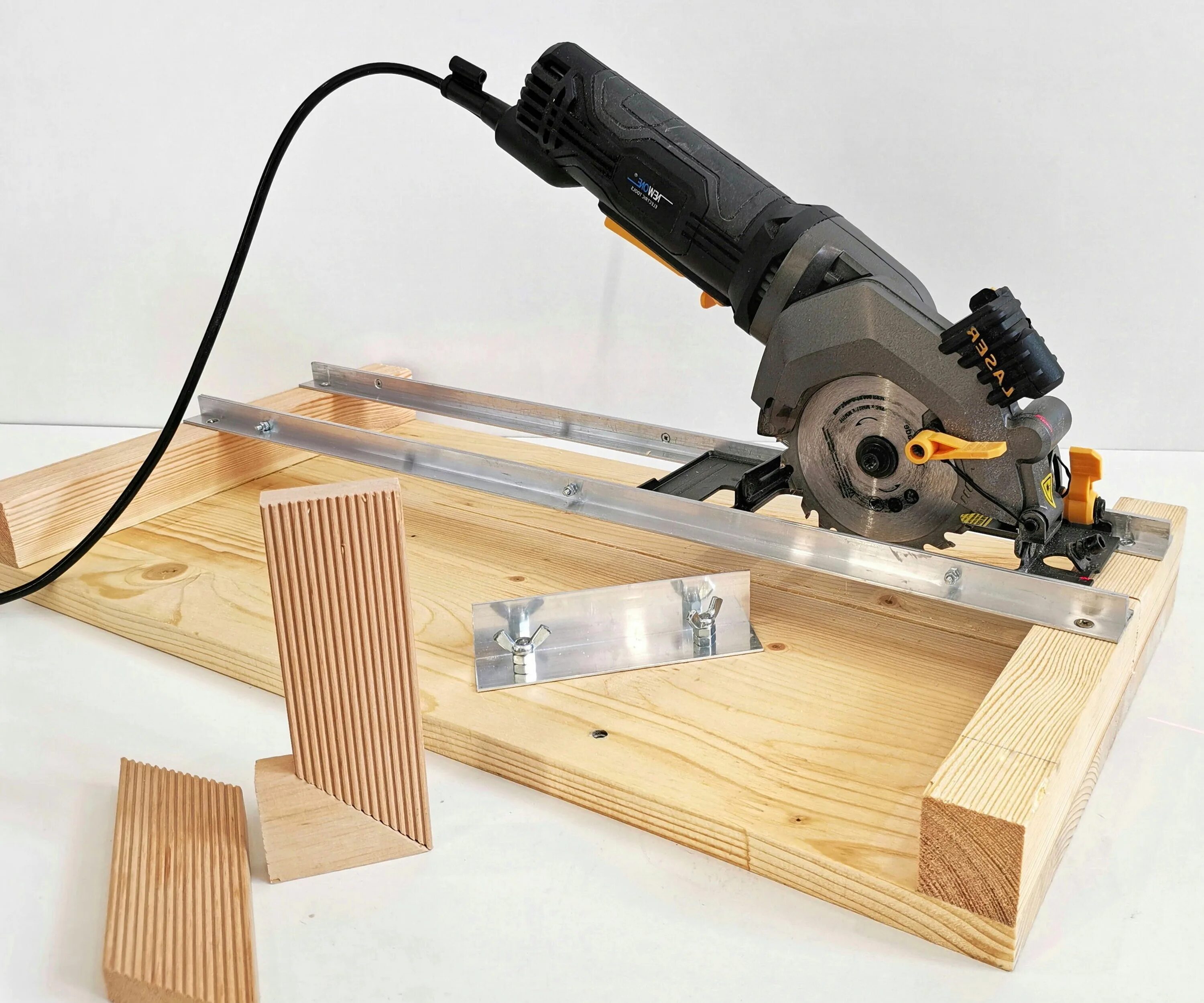 Направляющая для циркулярной пилы под 45 градусов. DIY circular saw Crosscut and Router Jig. Circular saw Crosscut Jig. Circular saw Cross-Cutting Jig. Чем можно резать доски