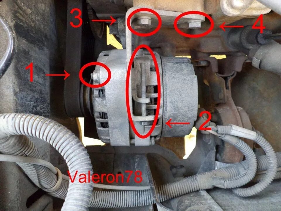 Генератор ВАЗ 2115 инжектор 8 клапанов. Как снять Генератор на ВАЗ 2114. Генератор на ВАЗ 2115 инжектор 8. Болт генератора ВАЗ 2114.