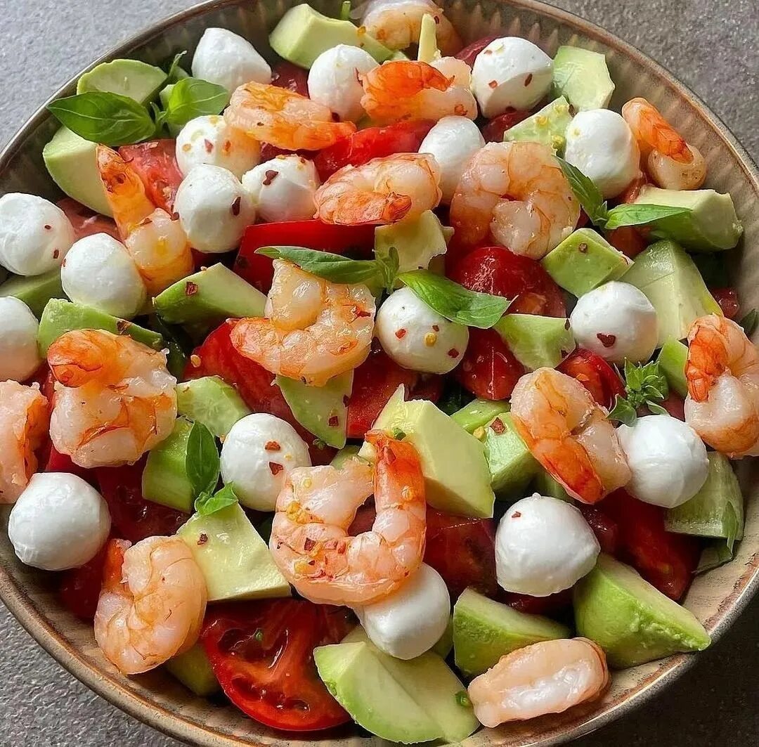 Салат с помидорами и моцареллой и рукколой креветками. Салат с креветками и моцарелла с шариками. Салат с креветками авокадо моцарелла. Салат рассолс. Салат с креветками авокадо моцарелла.