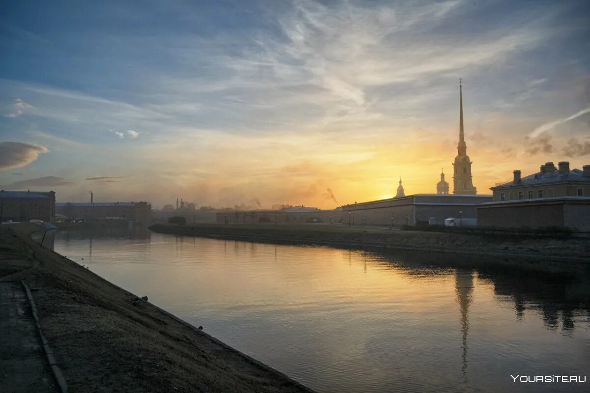 Восход солнца в питере. Санкт-петербург рассвет. санкт-петербург восход на неве. петропавловская крепость в санкт-петербурге пейзаж. петропавловка спб ветер.