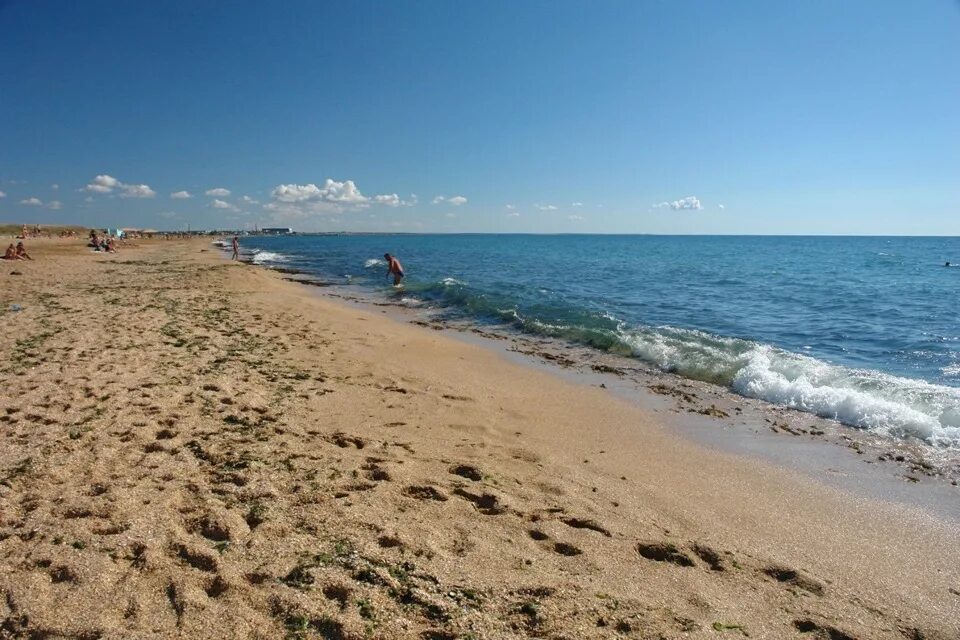 Жаль крым. Крымск море. Саки Крым белый песок. Пляж г. Крымска. Фото. Седая на пляже.