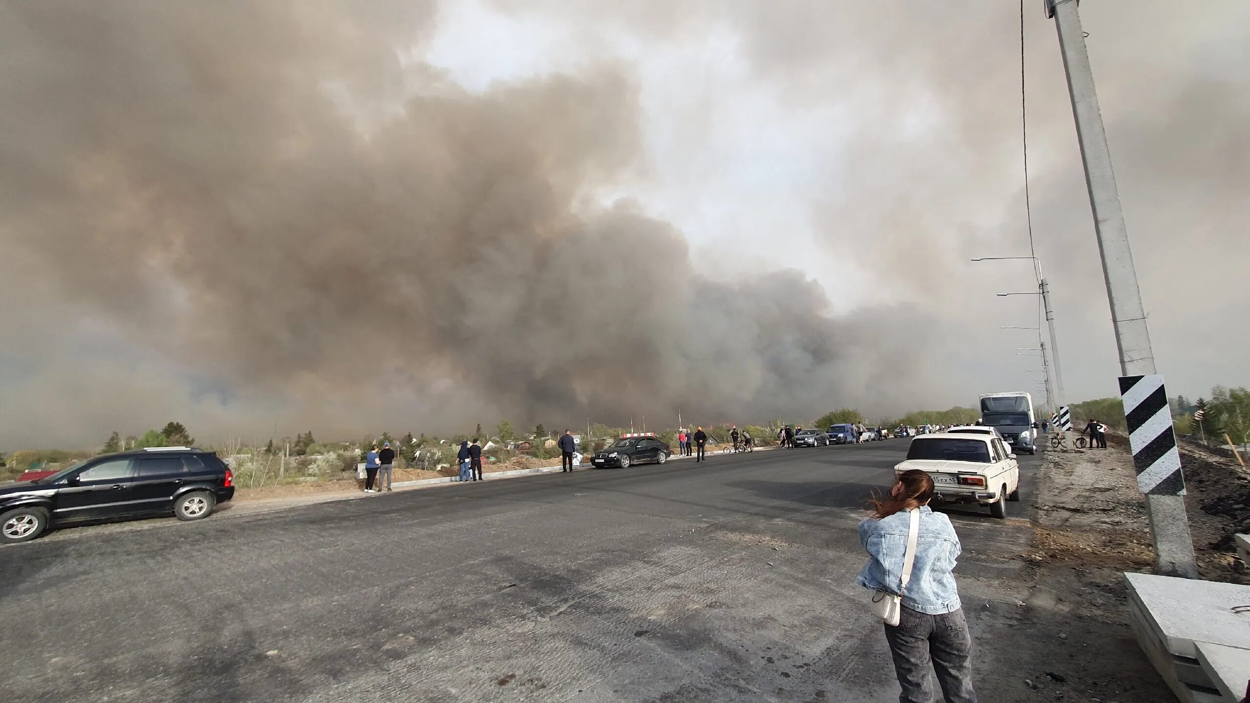 Пожар в Кургане. Пожар 7 мая. Пожары в Курганской области. Пожар на трассе в Курганской области.
