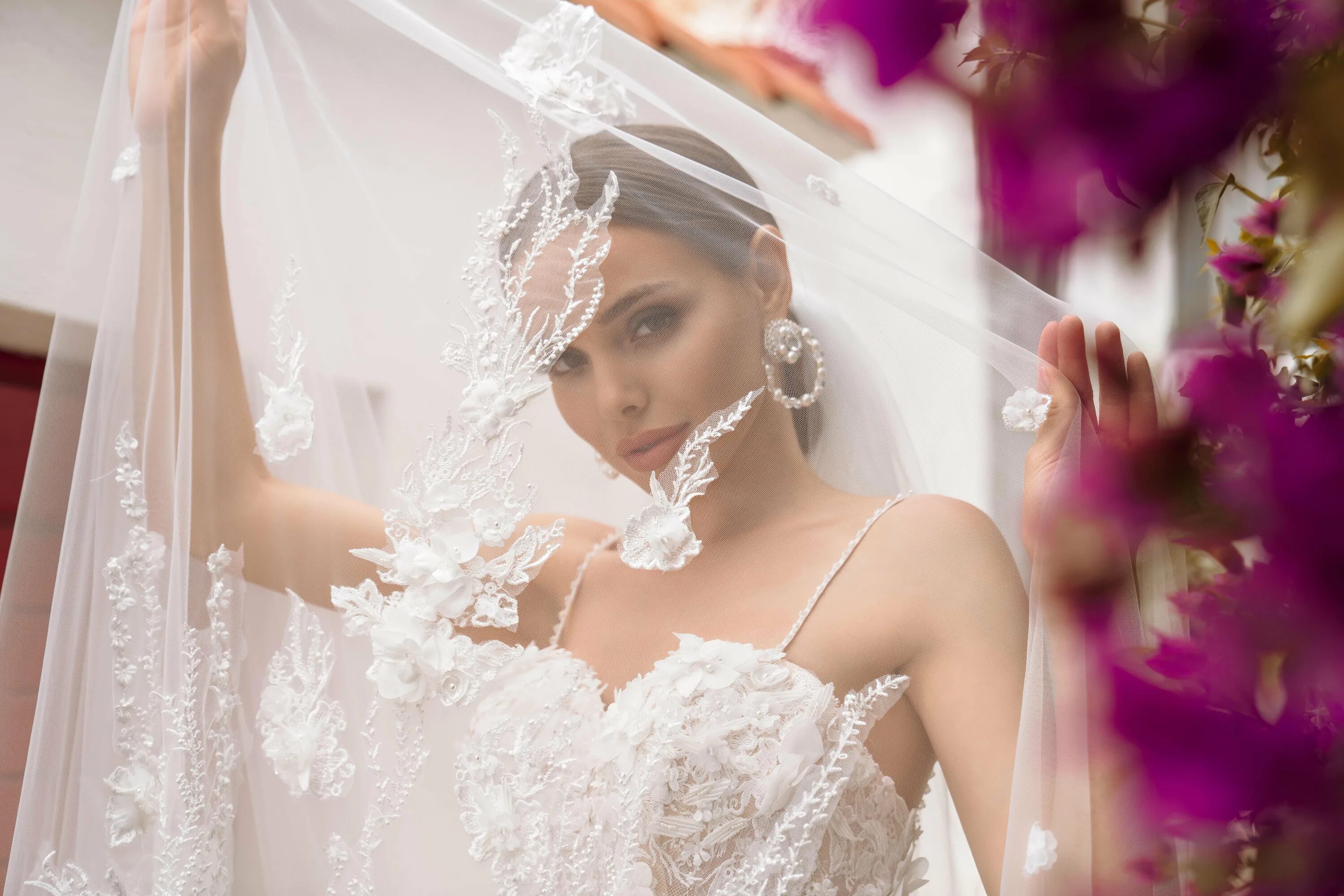 Ютуб русская невеста. Фата 2022. Свадебные платья с фатой. Фата для невесты. Красивая невеста.