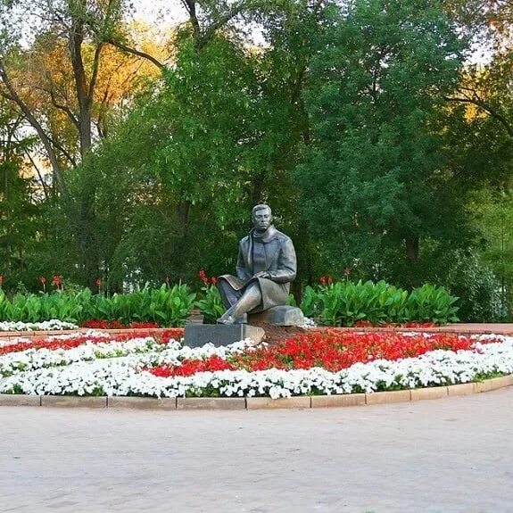 Парк сквер Оренбург. Ленинский сквер Оренбург. Парк Перовского Оренбург. Скверы города Оренбург и парки.