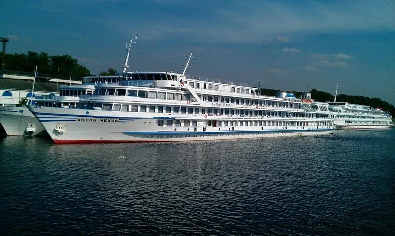 Круиз москва казань на теплоходе 2022. Круиз выходного дня на теплоходе из москвы. Александр фадеев теплоход пермь. Волга река теплоход. Теплоход мышкин углич.