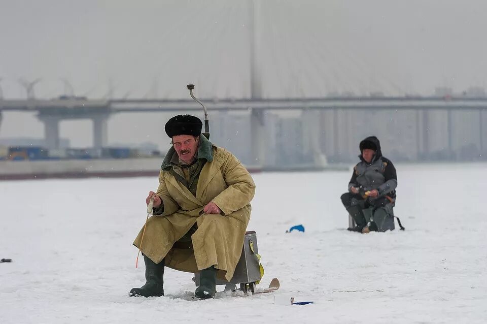 Ловли санкт петербург. Парк 300-летия Санкт-Петербурга рыбалка зимой. Парк 300-летия Санкт-Петербурга зима. Зимняя рыбалка. Рыбаки на льду Питер.