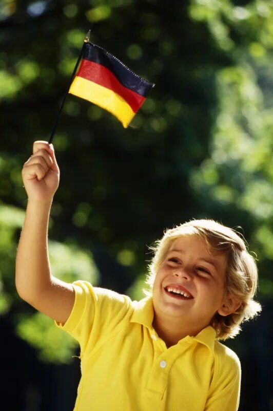 Немецкие дети в россии. Дети из Германии. Ребенок с немецким флагом. Немецкие дети современные. Дети с флагом Германии.