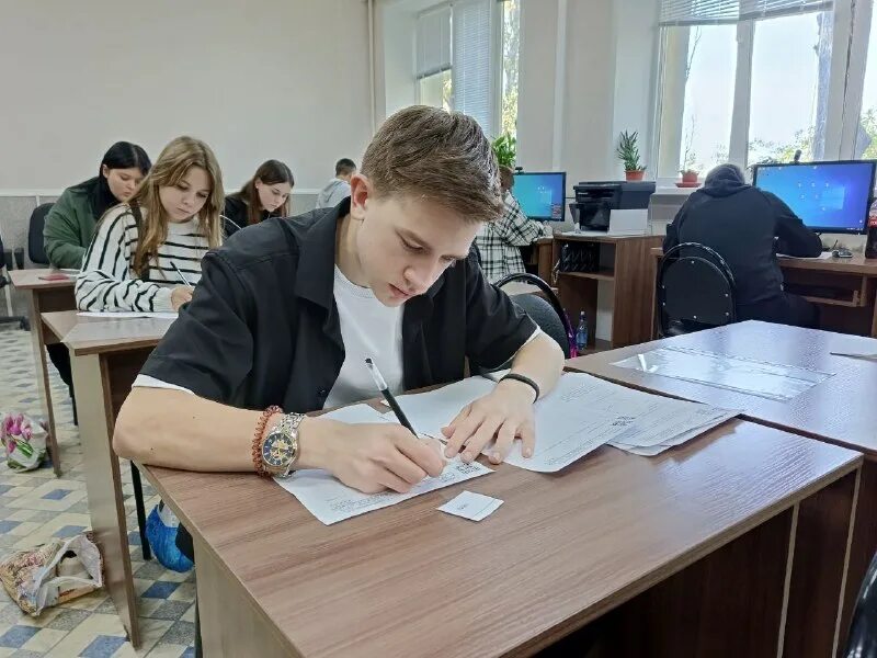 Тестирование в школе. Подростки в школе. Проверка студентов. Проверка студентов. Старшеклассники в школе.