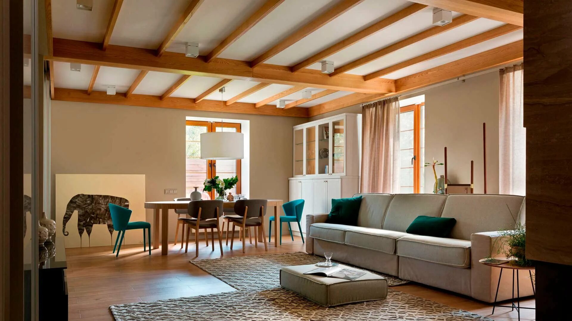 Дом с балком. Интерьер в стиле кантри в деревянном доме. Деревянный интерьер. Фахверк в стиле шале. Красивые деревянные потолки.