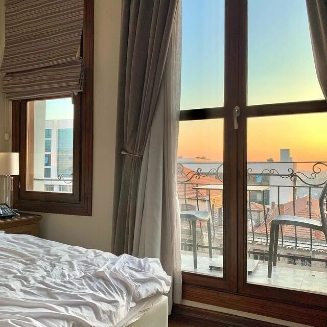 Вид из окна на море. Doubletree hilton dubai m. Смок в окно с т спавна мираж. Роскошная жизнь от первого лица. Windows and doors.