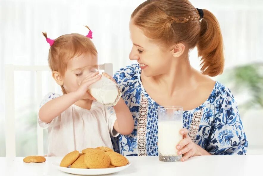 Завтрак для ребенка с молоком. Девочка дочь и Milk. Фотосессия с молоком дети. Девочка пьет молоко с печеньем на завтрак. Завтрак с молоком детский