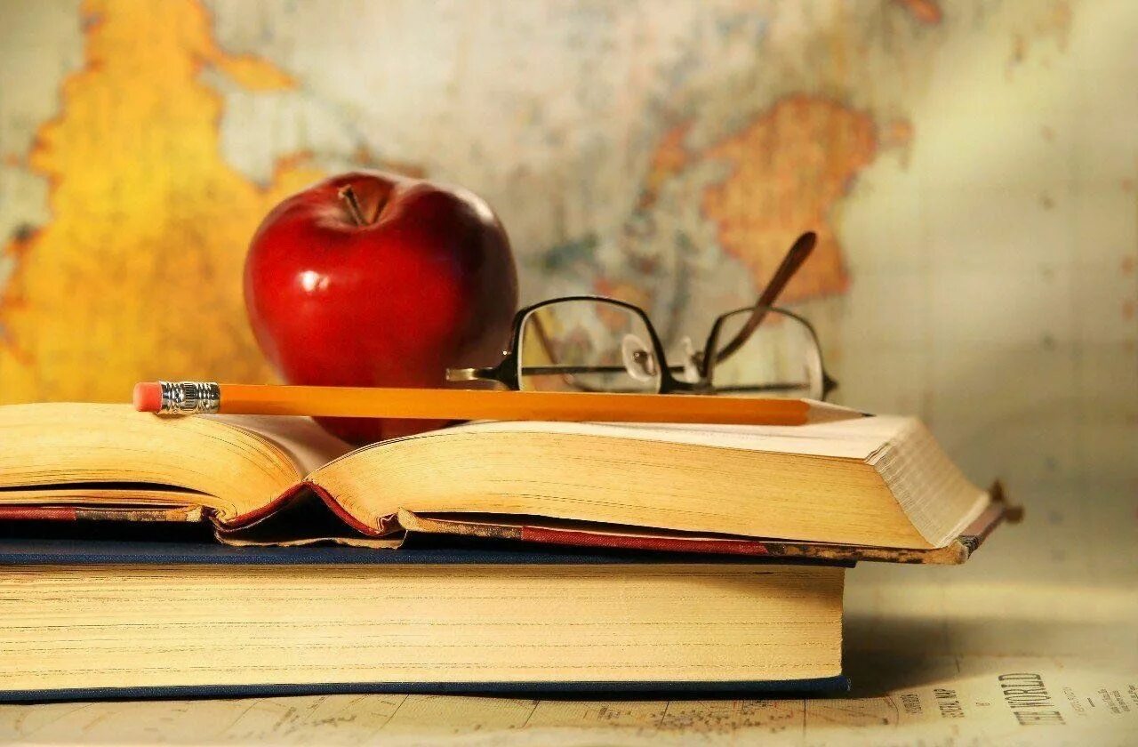 Литература как школьный предмет. Картинка стопка книг на прозрачном фоне. Библиотека иллюстрация. Исторические атрибуты. Школа картинки.