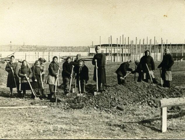 шелехов улица орловских комсомольцев. комсомольская стройка шелехов. орловских комсомольцев шелехов. школа ул. палатка первостроителей шелехов.