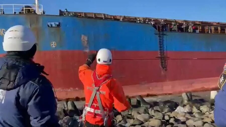 эвакуация экипажа. корабль лиман черноморского флота. 14 моряков эвакуировали из украины фото. судно село на мель холмск 24 января 2023. спасение с тонущего судна.