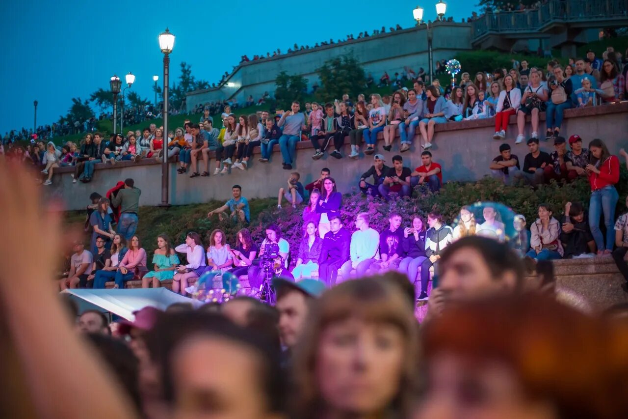 Тюмень люди. Праздничная тюмень. Набережная тюмень 2023. Салют в тюмени на новый год. Праздник день города тюмень.