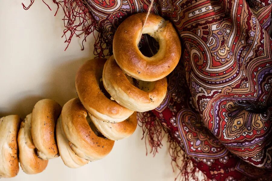 Угощения на масленицу. Бусы из баранок. Костюм масленицы. Сушки баранки. Баранки на веревке.