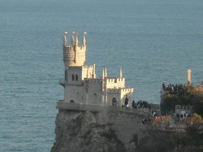 Экскурсия ласточкино гнездо анапа. Анапа гора ласточкино гнездо. Экскурсия ласточкино гнездо анапа. Недалеко от севастополя дворец. Ласточкино гнездо криница.